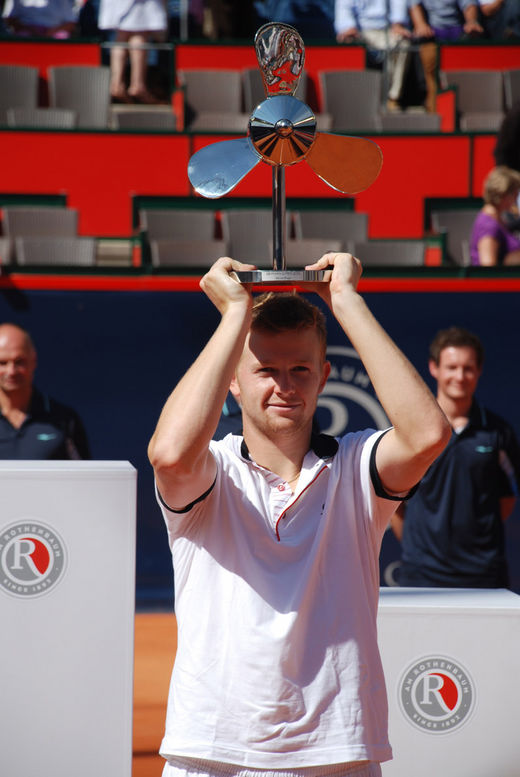Andrey Golubev zeigt den Pokal