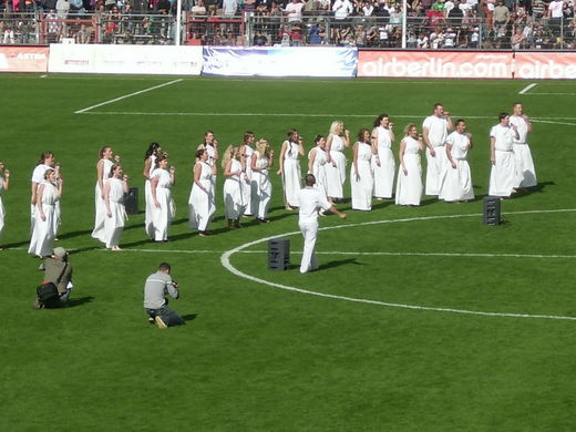 Nymphen auf dem Spielfeld am Tag der Legenden 2010