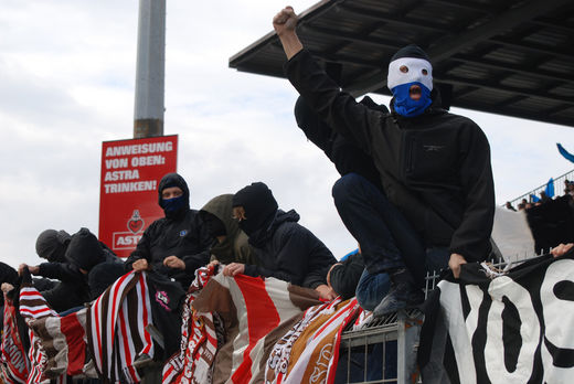HSV-Fans mit Fahne der Gegner