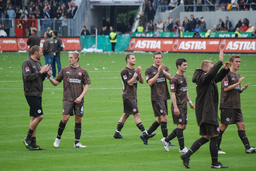 Nach dem Spiel bedankt sich der FC St. Pauli bei seinen Fans
