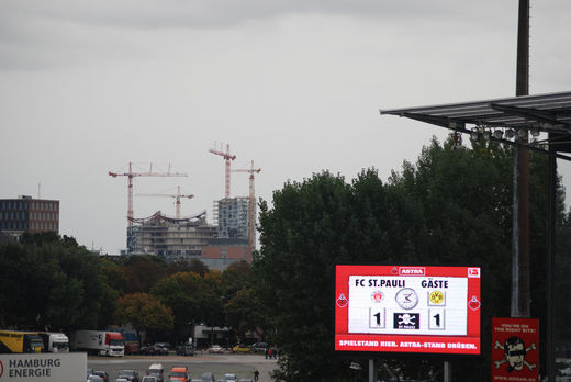 Die Elbphilharmonie in der Ferne