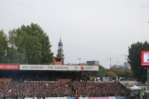 Blick zur gegengerade mit Michel im Hintergrund