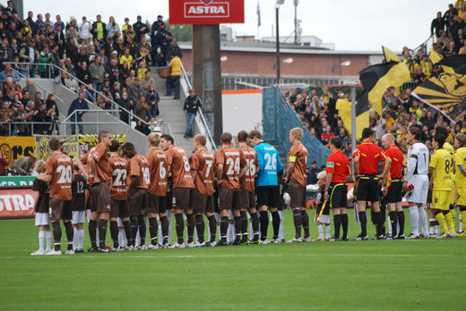 Die Mannschaften begren die Fans