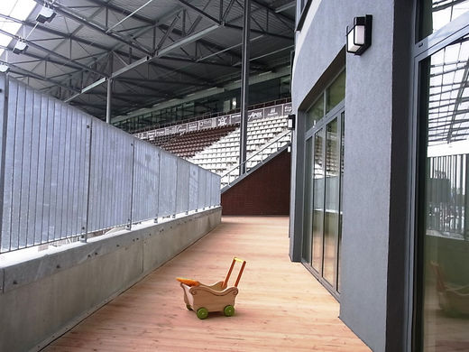 Spielbalkon dem Stadioninnenraum zugewandt