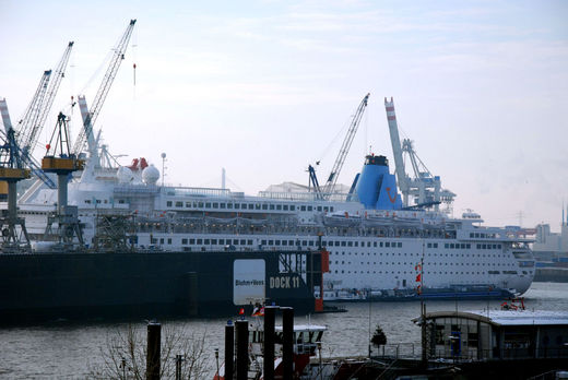 Kreuzfahrtschiff im Dock von Blohm und Voss