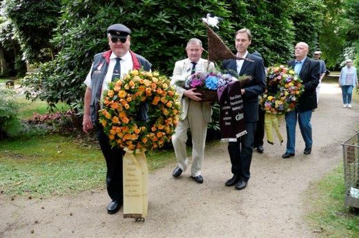 Hans Albers II auf dem Weg zum Hans Albers Grab in HH-Ohlsdorf am 24.07.2010