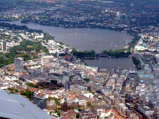 Der Michel und die Alster auf der Luft aufgenommen