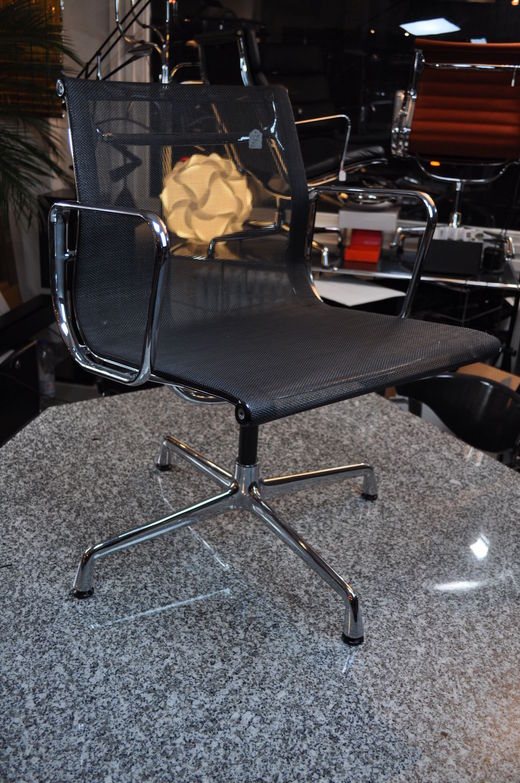 Vitra EA 108 Netz schwarz