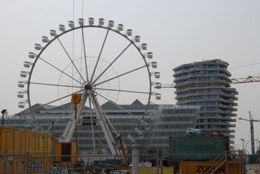 Riesenrad und Marco Polo Tower