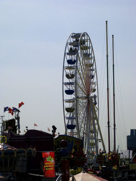 Eines der drei Riesenrder beim Hafengeburtstag 2011