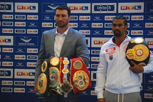 Klitschko und Haye mit ihren Grteln im direkten Vergleich