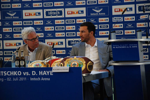 Bernd Bönte mit Wladimir Klitschko und seinen Gürteln