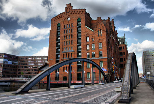 Busanbruecke-mit-Maritim-Museum-HDR