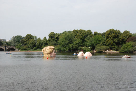 Die Badenixe mitten in der Binnenalster