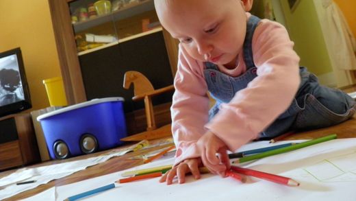 Tageskinder beim malen im Wohnzimmer