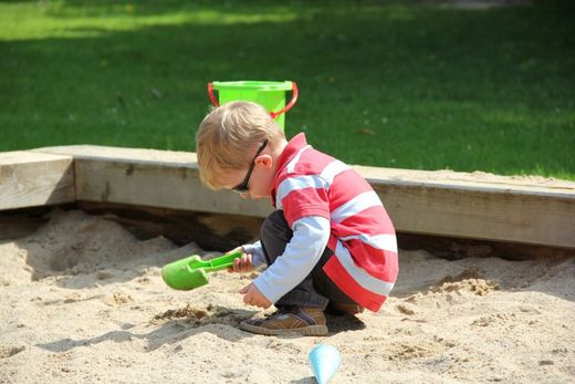 Tageskind beim spielen auf dem Spielplatz 