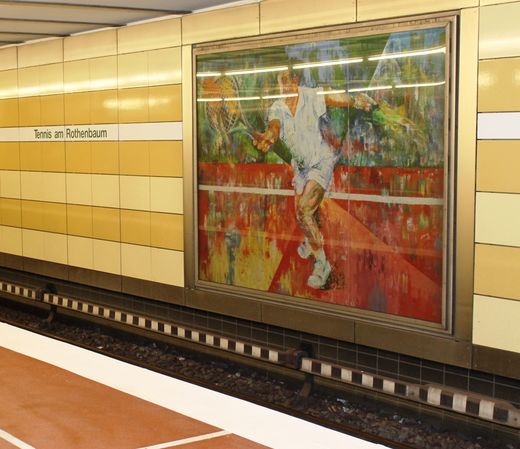 U-Bahnhof Hallerstrae mit Tennisambiente