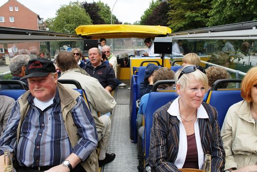 Fahrgste auf dem Oberdeck des Corona-Buses