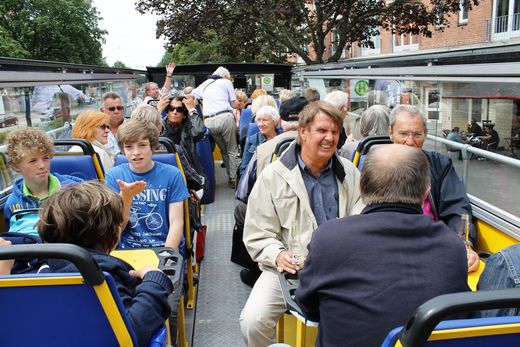 Fahrgste auf dem Busoberdeck