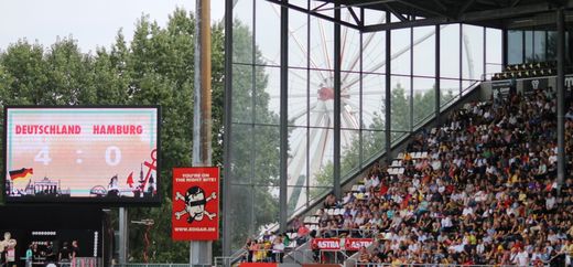 Tribne mit Riesenrad