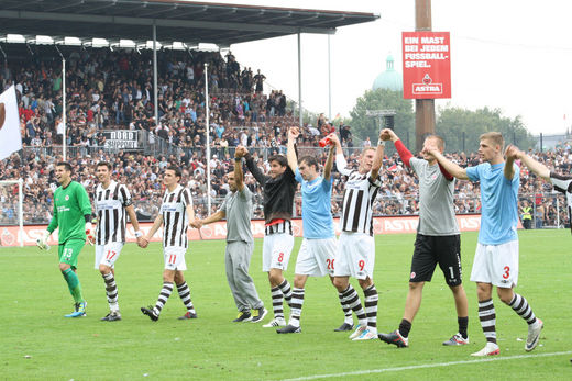 Jubel der Spieler vor der Haupttribne