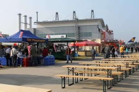 Buden vor dem Lufhansawerft-Hangar