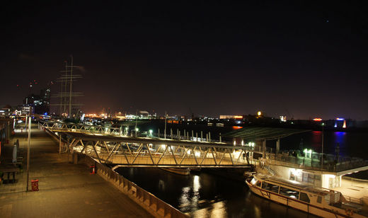 die-landungsbruecken-bei-nacht