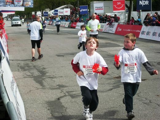 Zieleinlauf 1. Altersgruppe 1044 Lasse und 1043 Yannic