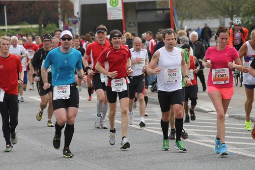 Marathon Hamburg 2012: Lufer mit Startnummern 5165, 2893, 5070, F1087