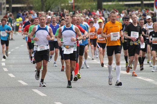 Marathon Hamburg 2012: Läufer mit den Startnummern 5823, 6191, 3509, 6125