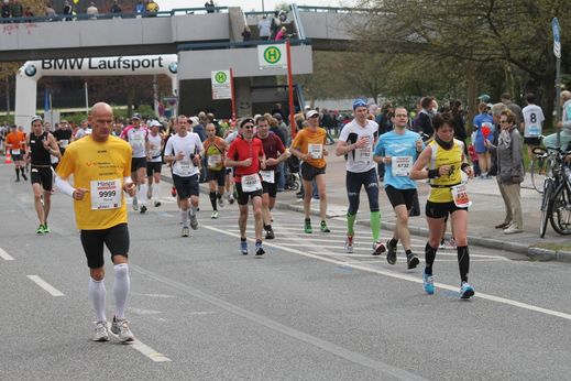 Marathon Hamburg 2012: Läufer mit den Startnummern 9999, 4732