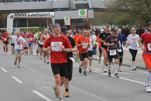 Marathon Hamburg 2012: Lufer mit den Startnummern 6217, 2810