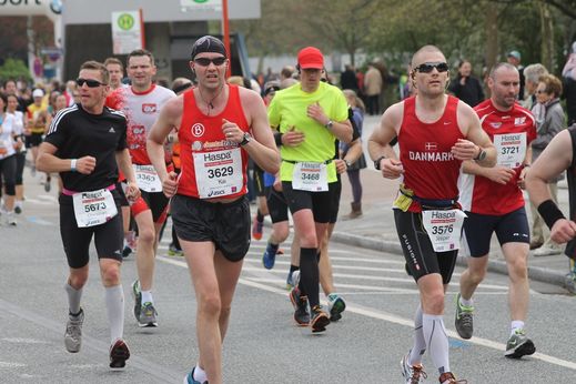 Marathon Hamburg 2012: Lufer mit den Startnummern 5673, 3629, 3468, 3576, 3721