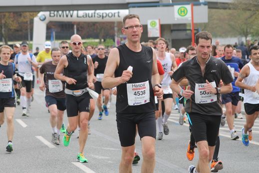 Marathon Hamburg 2012: Lufer mit den Startnummern 5420, 3704,4538