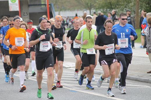Marathon Hamburg 2012: Lufer mit den Startnummern 5373, 3348, 4249, 4922