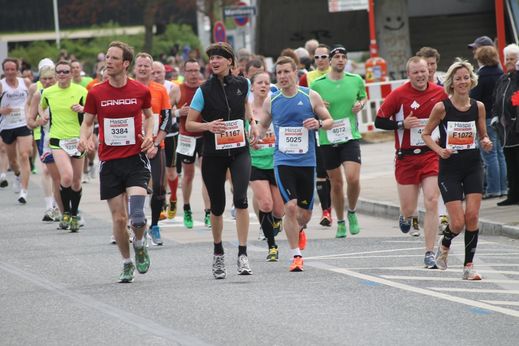 Marathon Hamburg 2012: Lufer mit den Startnummern 3384, F1167, 5025, 4072, F1072