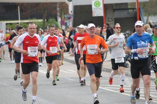 Marathon Hamburg 2012: Lufer mit den Startnummern 4199, 2612, 2885