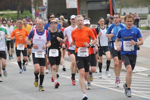 Marathon Hamburg 2012: Lufer mit den Startnummern 2845, 3941, 2989, 3129