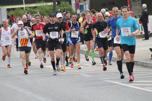 Marathon Hamburg 2012: Lufer mit den Startnummern 2449, 2367, 3178, 3168, 2748, 2274, 2338
