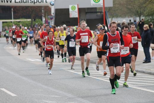 Marathon Hamburg 2012: Lufer mit den Startnummern 2258, 4186