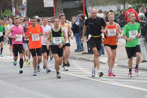 Marathon Hamburg 2012: Lufer mit den Startnummern 2975, 1716, 3429, 2454, 1373, 3500