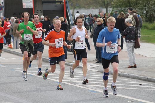 Marathon Hamburg 2012: Lufer mit den Startnummern 2791, 2404, 2244, 3260