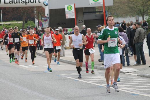 Marathon Hamburg 2012: Lufer mit den Startnummern 1527, 3935