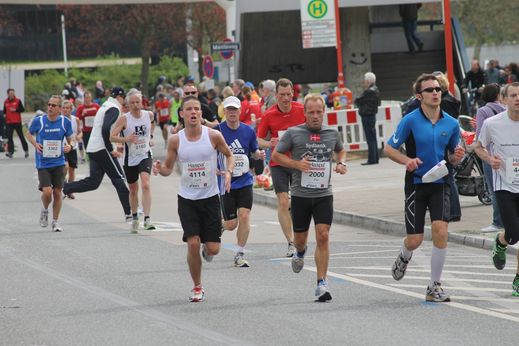 Marathon Hamburg 2012: Läufer mit den Startnummern 4114, 2000