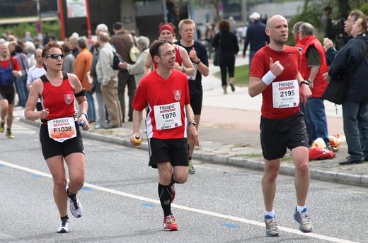 Marathon Hamburg 2012: Lufer mit den Startnummern F1038, 1976, 2195
