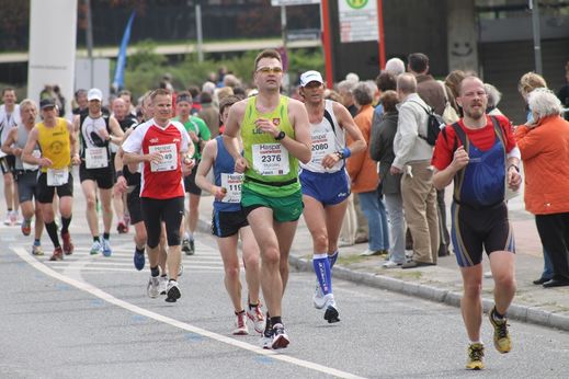 Marathon Hamburg 2012: Lufer mit den Startnummern 2376, 2080