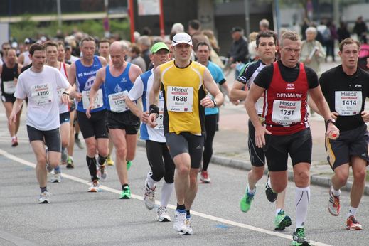 Marathon Hamburg 2012: Lufer mit den Startnummern 1750, 1525, 1688, 1751, 1414