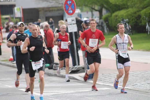 Marathon Hamburg 2012: Lufer mit den Startnummern 2042, 4232, 1658