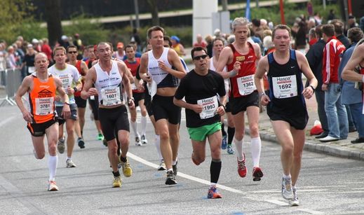 Marathon Hamburg 2012: Lufer mit den Startnummern 3781, 1601, 1993, 1362, 1692