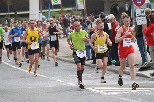 Marathon Hamburg 2012: Lufer mit den Startnummern 1539, 1470. 1494, 1509
